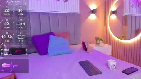 Snapshot of beauty_milf4 chatting on 02/19/25, 07:59 Chantall online show from 02/19/25, 07:59