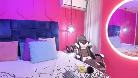 Snapshot of beauty_milf4 chatting on 09/14/25, 11:31 Chantall online show from 09/14/25, 11:31