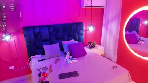 Snapshot of beauty_milf4 chatting on 10/19/25, 11:33 Chantall online show from 10/19/25, 11:33