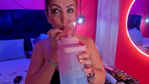 Snapshot of beauty_milf4 chatting on 11/20/25, 11:32 Chantall online show from 11/20/25, 11:32