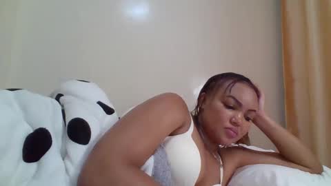 Snapshot of beautystar12 chatting on 05/17/26, 09:33 beautystar12 online show from 05/17/26, 09:33
