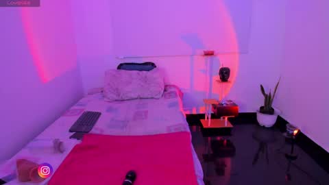 Snapshot of becca_be_ chatting on 06/09/26, 04:35 Becca is here online show from 06/09/26, 04:35