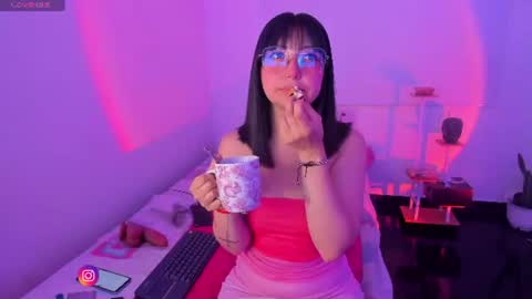 Snapshot of becca_be_ chatting on 06/11/26, 04:10 Becca is here online show from 06/11/26, 04:10