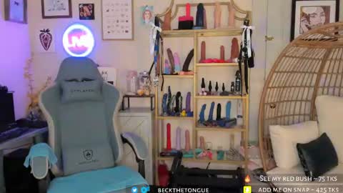 Snapshot of beckthetongue chatting on 07/15/26, 09:42 Beck the tongue online show from 07/15/26, 09:42