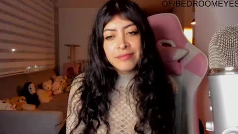 Snapshot of bedroomeyess chatting on 02/11/25, 12:06 Amber UwU IM MOVING AND IS CRAZY ILL BE BACK VERY SOON 3 MISS YA ALREADY online show from 02/11/25, 12:06