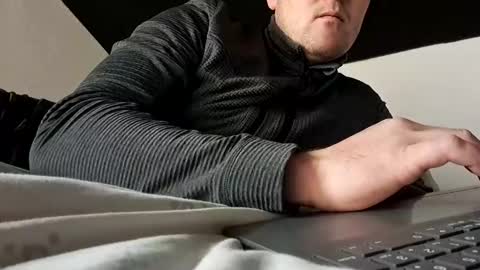 Snapshot of beenee3 chatting on 12/30/24, 08:43 beenee3 online show from 12/30/24, 08:43