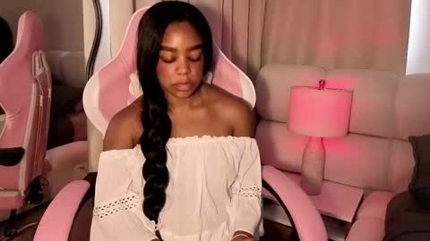 Snapshot of belkis_mills chatting on 11/18/25, 06:12 Belkis online show from 11/18/25, 06:12