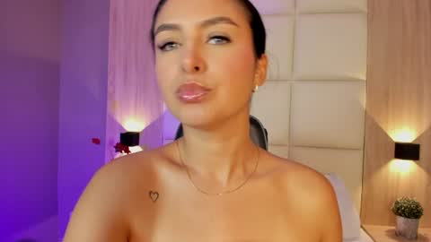 Snapshot of bella1207 chatting on 06/13/26, 07:01 Bella cam online show from 06/13/26, 07:01