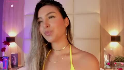 Snapshot of bella1207 chatting on 06/17/26, 07:26 Bella cam online show from 06/17/26, 07:26