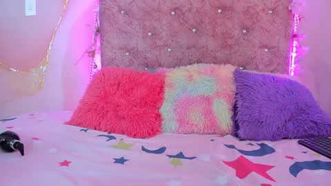 Snapshot of bella__sweets chatting on 01/20/25, 07:04 Melanie online show from 01/20/25, 07:04