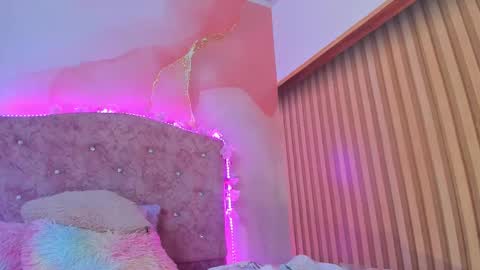 Snapshot of bella__sweets chatting on 03/08/25, 01:06 Melanie online show from 03/08/25, 01:06