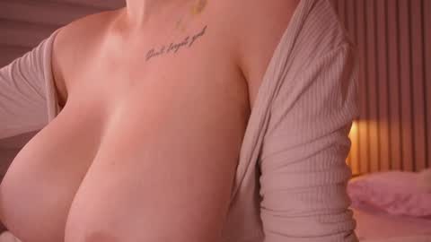 Snapshot of bella_adams_ chatting on 05/27/26, 01:57 isabella online show from 05/27/26, 01:57