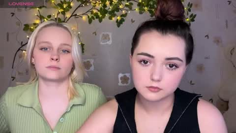 bella_and_alice online show from 05/01/26, 04:33