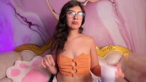 Snapshot of bella_cuttee chatting on 07/31/26, 07:02 B E L L A online show from 07/31/26, 07:02