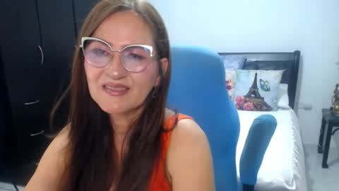 Snapshot of bella_ghisell chatting on 05/22/26, 09:20 Bella online show from 05/22/26, 09:20