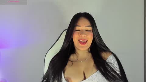 Snapshot of bella_hadid1_ chatting on 12/12/24, 01:06 Laura online show from 12/12/24, 01:06