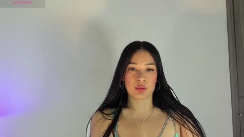 Snapshot of bella_hadid1_ chatting on 12/18/24, 09:47 Laura online show from 12/18/24, 09:47