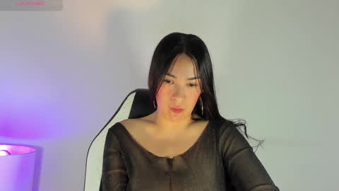 Snapshot of bella_hadid1_ chatting on 02/08/25, 03:10 Laura online show from 02/08/25, 03:10