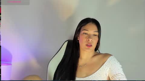 Snapshot of bella_hadid1_ chatting on 02/16/25, 07:04 Laura online show from 02/16/25, 07:04