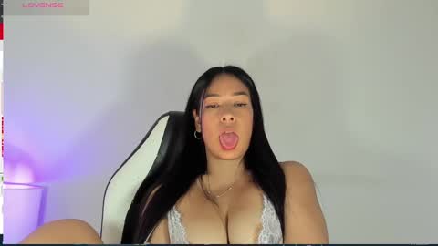 Snapshot of bella_hadid1_ chatting on 02/24/25, 06:58 Laura online show from 02/24/25, 06:58