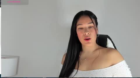 Snapshot of bella_hadid1_ chatting on 03/02/25, 09:01 Laura online show from 03/02/25, 09:01