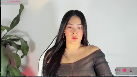 Snapshot of bella_hadid1_ chatting on 03/04/25, 03:44 Laura online show from 03/04/25, 03:44