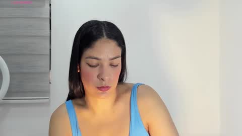 Snapshot of bella_hadid1_ chatting on 10/30/25, 03:57 Laura online show from 10/30/25, 03:57