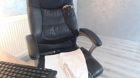 Snapshot of bella_miax chatting on 12/17/24, 10:34 online show from 12/17/24, 10:34