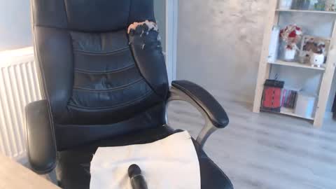 Snapshot of bella_miax chatting on 02/19/25, 11:38 online show from 02/19/25, 11:38