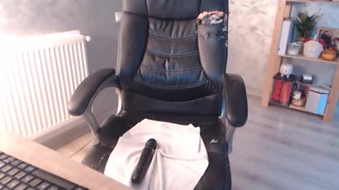 Snapshot of bella_miax chatting on 10/24/25, 05:15 online show from 10/24/25, 05:15