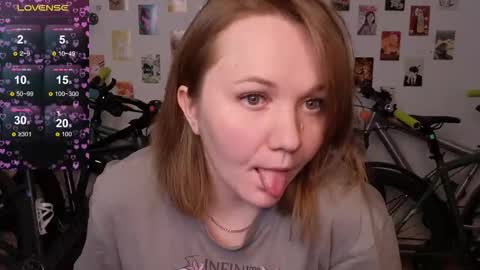 Snapshot of bella_murrrr chatting on 11/06/25, 05:03 Bella online show from 11/06/25, 05:03