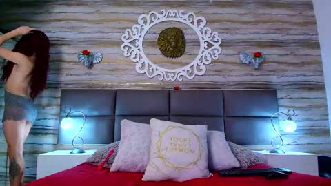 Snapshot of bella_salvatore chatting on 02/19/25, 10:53     online show from 02/19/25, 10:53