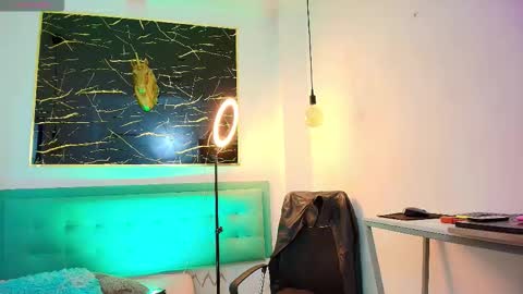 Snapshot of bella_salvatore chatting on 11/26/25, 08:32 online show from 11/26/25, 08:32