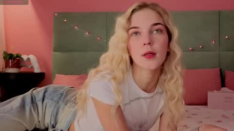Bella NEW ROOM online show from 05/25/26, 01:11