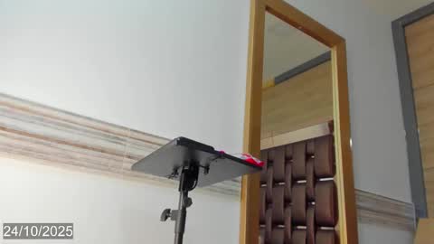 Snapshot of bella_tinkerbell_bahamas chatting on 10/24/25, 08:05 bella_tinkerbell_bahamas online show from 10/24/25, 08:05