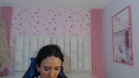 Snapshot of bella_vibes_s chatting on 11/12/25, 08:08 Bella online show from 11/12/25, 08:08