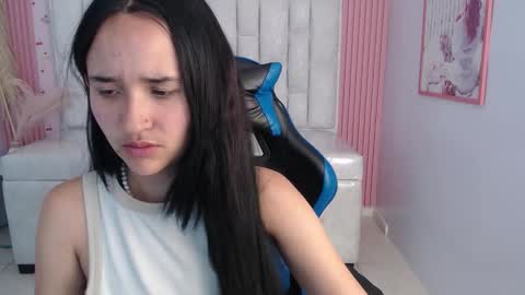 Snapshot of bella_vibes_s chatting on 11/21/25, 08:18 Bella online show from 11/21/25, 08:18