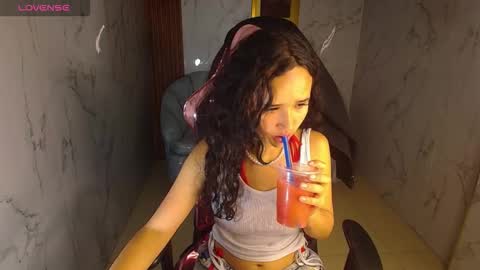 Snapshot of bella_vibes_s chatting on 12/05/25, 08:27 Bella online show from 12/05/25, 08:27