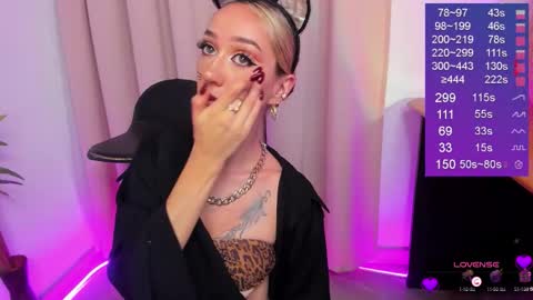 Snapshot of bella_white19 chatting on 09/27/25, 02:00 Bella White online show from 09/27/25, 02:00