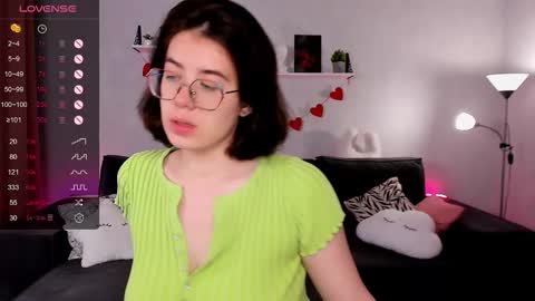 Snapshot of bellacaress chatting on 09/11/25, 02:33 hello guys im Bella online show from 09/11/25, 02:33