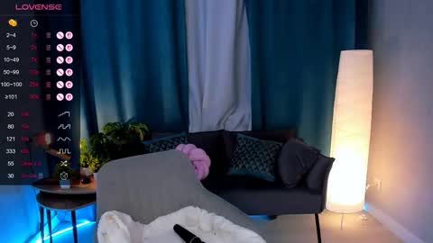 Snapshot of bellacaress chatting on 09/22/25, 06:04 hello guys im Bella online show from 09/22/25, 06:04