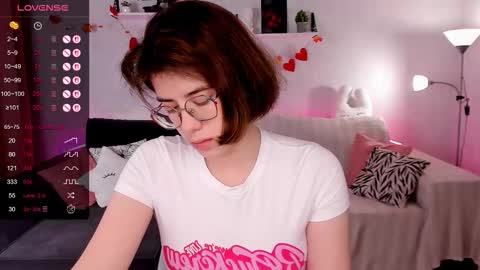 Snapshot of bellacaress chatting on 11/28/25, 02:25 hello guys im Bella online show from 11/28/25, 02:25