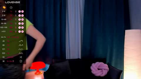 Snapshot of bellacaress chatting on 12/04/25, 09:18 hello guys im Bella online show from 12/04/25, 09:18