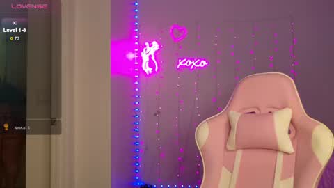 Snapshot of bellamonroee chatting on 07/15/26, 03:56 Bella Monroe online show from 07/15/26, 03:56