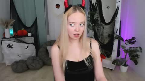 Snapshot of bellamontgomery chatting on 10/29/25, 10:11 Bella online show from 10/29/25, 10:11