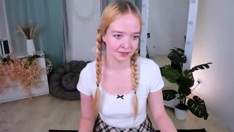 Snapshot of bellamontgomery chatting on 11/04/25, 10:42 Bella online show from 11/04/25, 10:42