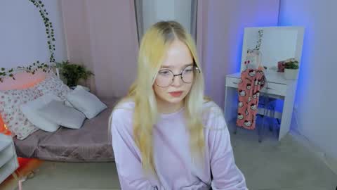 Snapshot of bellamontgomery chatting on 11/14/25, 10:07 Bella online show from 11/14/25, 10:07