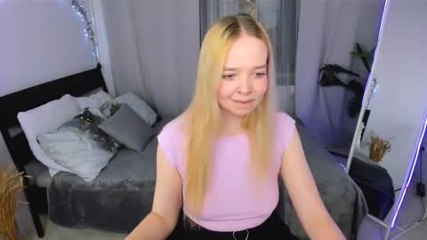 Snapshot of bellamontgomery chatting on 11/24/25, 08:41 Bella online show from 11/24/25, 08:41