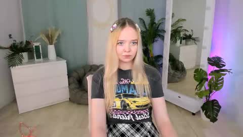 Snapshot of bellamontgomery chatting on 12/03/25, 11:03 Bella online show from 12/03/25, 11:03