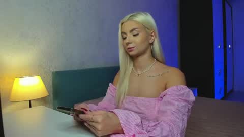 Bella online show from 04/19/26, 02:33